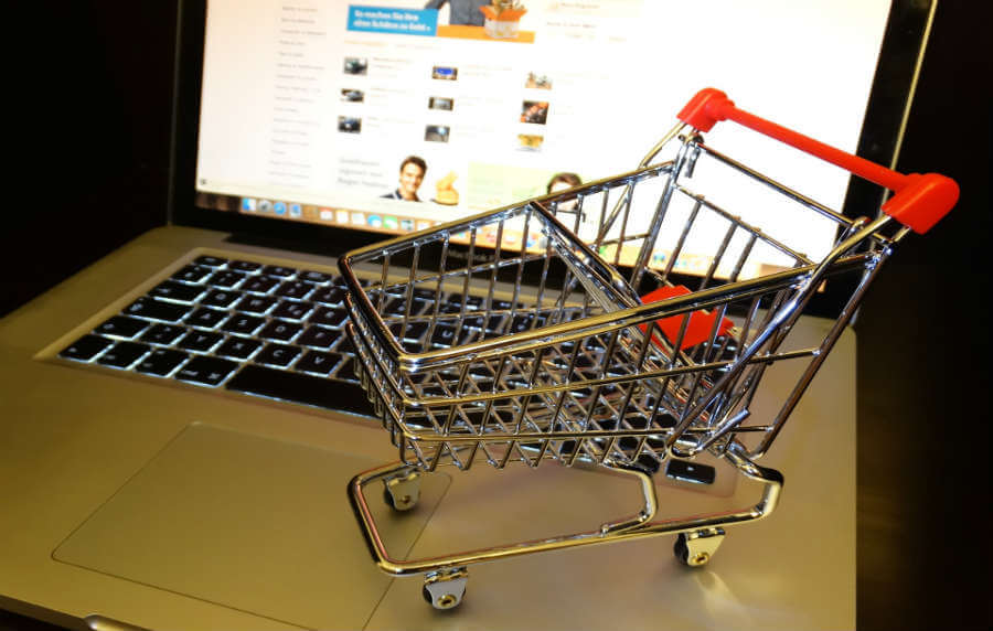Дали заштедуваме или трошиме повеќе од онлајн шопинг?