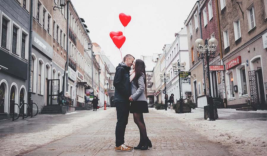 9 идеи за романтично изненадување за НЕГО